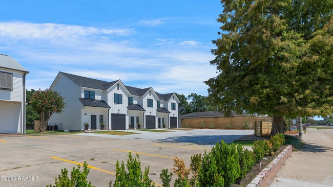 Foto del edificio - 424 Eraste Landry Rd