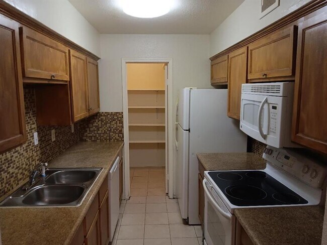 Building Photo - 7400 Bellerive Dr