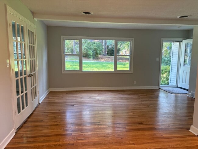 Building Photo - 2 Bedroom, 1 Bathroom House in Greensboro!