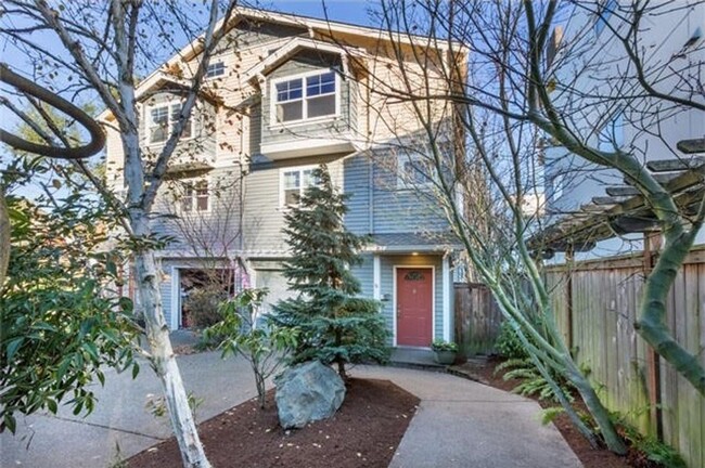 Building Photo - Lovely 3 bed, 2.5 Bathroom Magnolia Tonwnh...