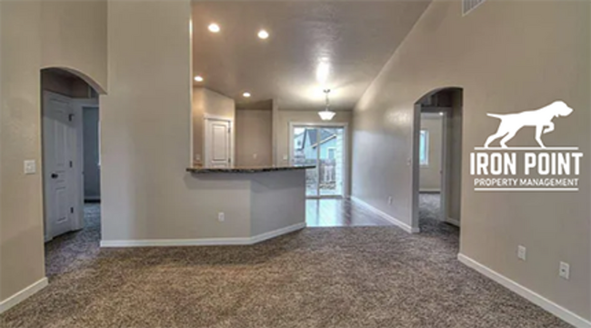 Building Photo - 3bed/2bath w/bonus room, 3 car garage, spl...