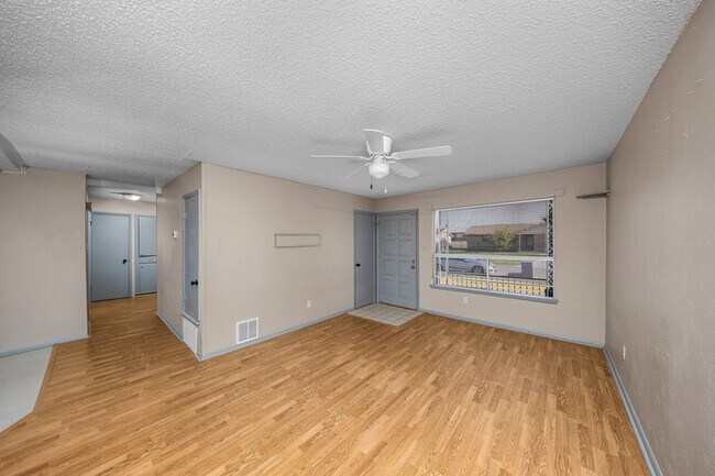 Building Photo - 4213 SW Summit Ave