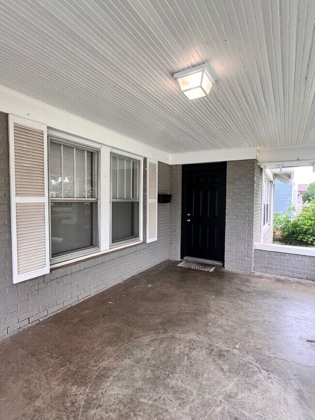 Building Photo - Spacious 3 Bedroom 2 Bath
