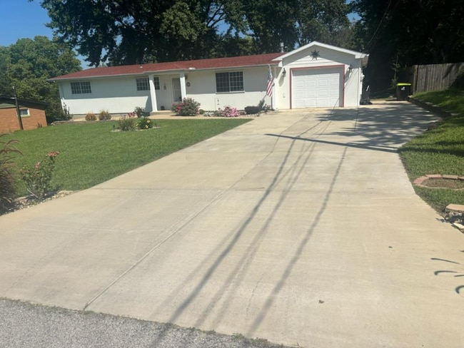 Building Photo - 201 Fenestra Ln