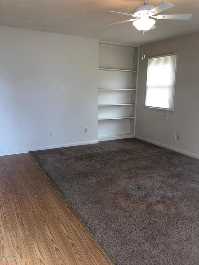 Foto del edificio - 9616 Elm Lake Dr