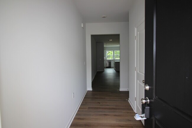 Foto del edificio - 825 Falls Grove Trl