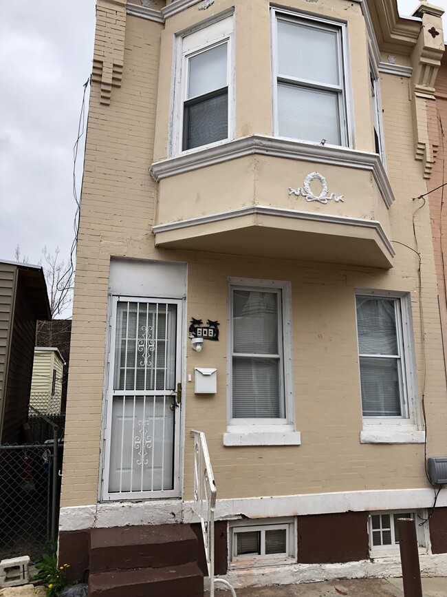 Building Photo - 808 W Schiller St
