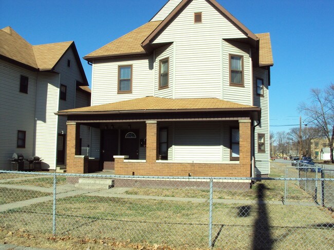 Building Photo - 1362 Chestnut St