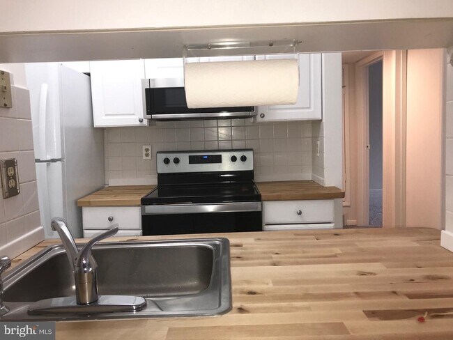 Building Photo - 5818 Royal Ridge Dr