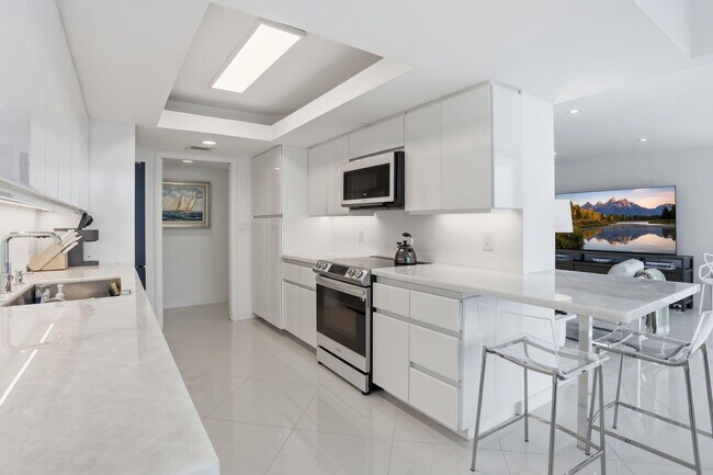 Building Photo - 3210 S Ocean Blvd