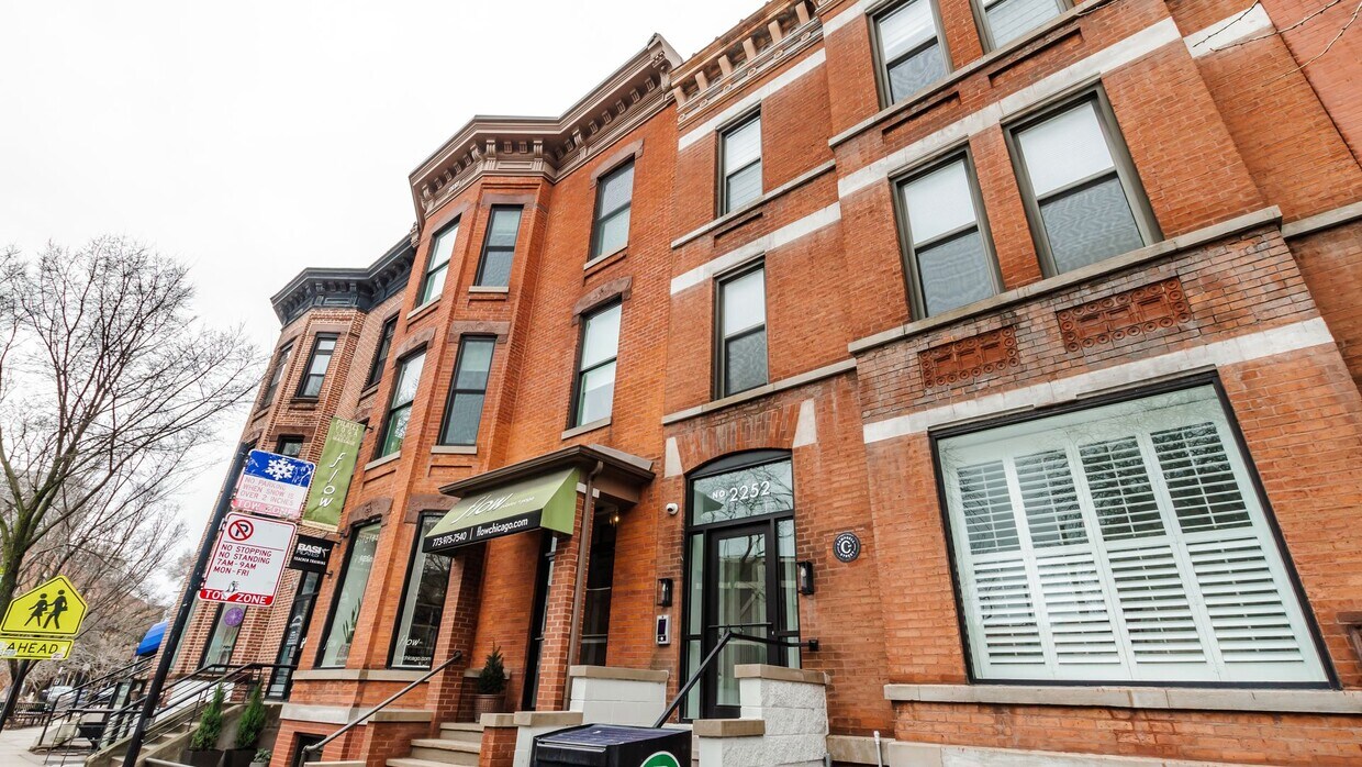 Primary Photo - 2252 N Clark St