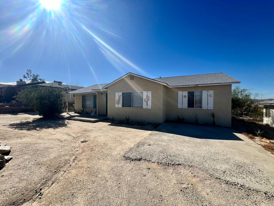 Primary Photo - Cozy 3-Bedroom Home Near 29 Palms Base & J...