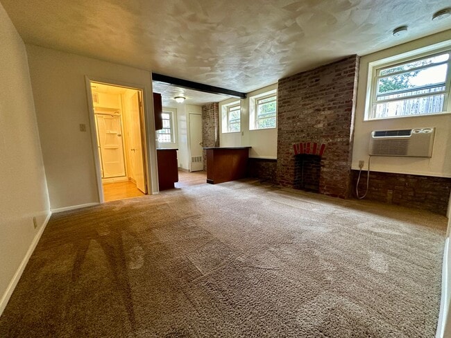 Building Photo - Charming One Bedroom in Oakland! Spacious Layout & Great Natural Light! Call Today!