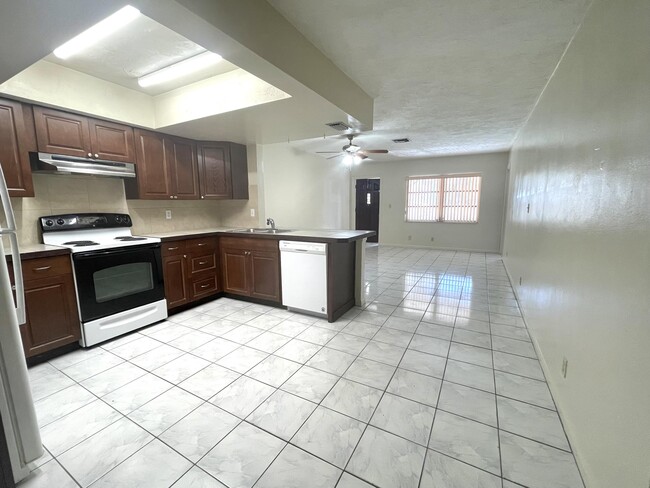 Building Photo - 7112 NW 78th Ave