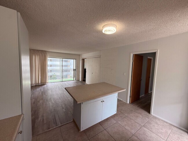 Foto del edificio - Fresh 2/1 Makiki Heights Condo with 1 Parking, Lanai, Pool, Open floor plan, & Walk-in closet
