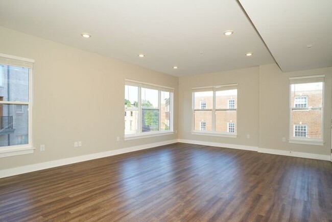 Building Photo - Beautiful Townhome in Downtown Indianapolis