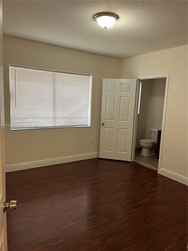 Foto del edificio - 2880 Pine Tree Dr