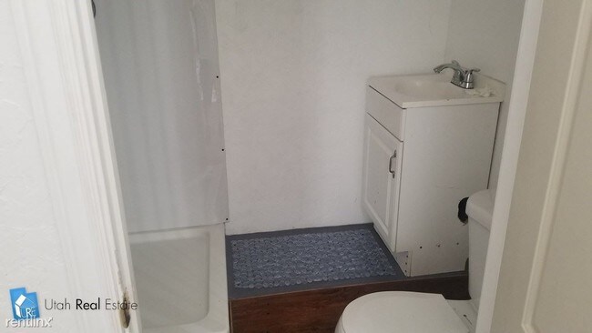 Building Photo - Studio, 1 bath Condo - Mini Market