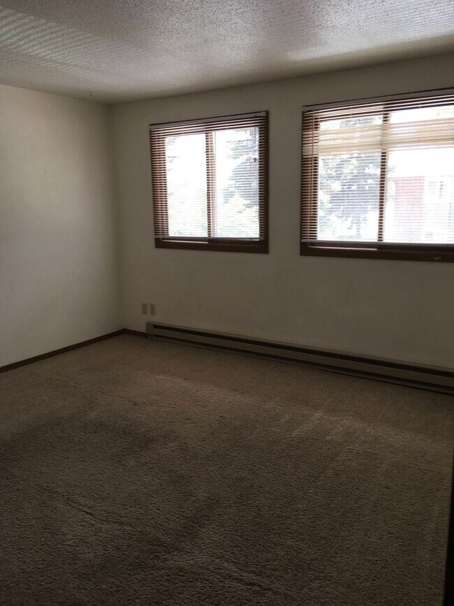Foto del edificio - 4914-4920 Basswood Drive