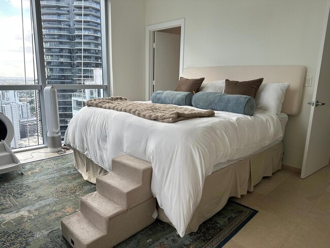 Building Photo - 1060 Brickell Ave