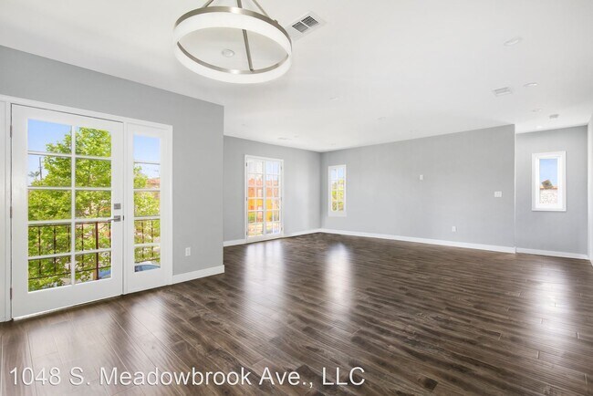 Foto del edificio - 1048-1050 Meadowbrook Ave