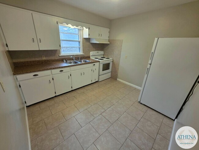 Foto del edificio - 3 Bedroom / 1 Bath House - SIZABLE YARD & W/D INCLUDED