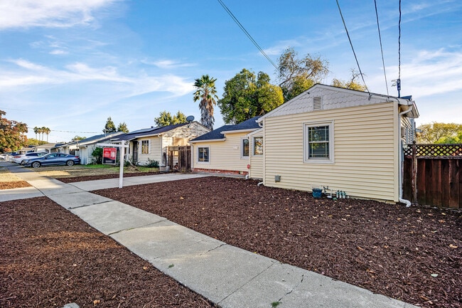 Foto del edificio - 2438 Upland Dr