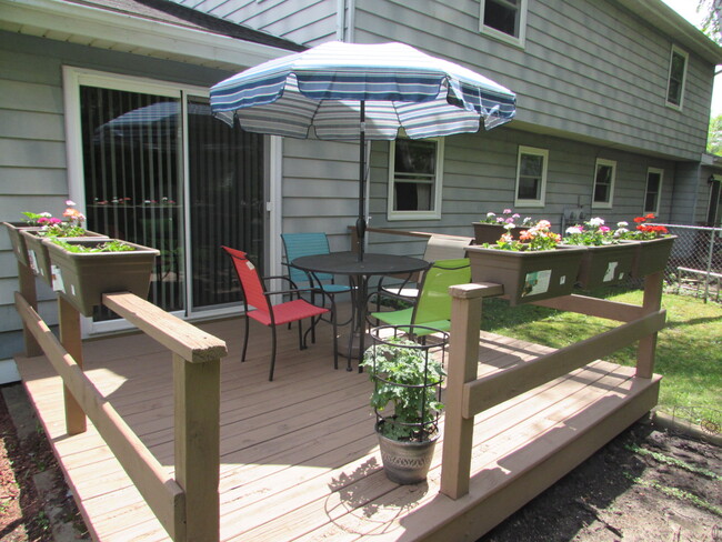 Deck - 4534 Stein Ave