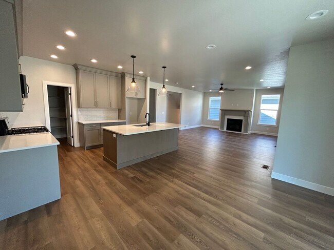 Building Photo - 4 Bedroom 3 Bathroom New Home in Lehi