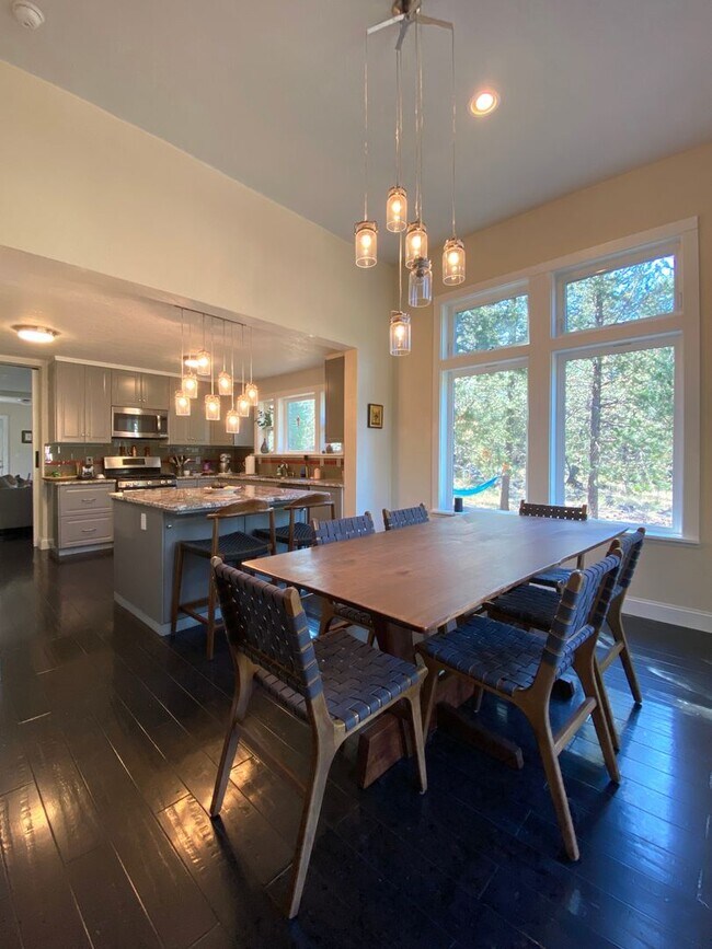 Foto del edificio - Short-Term Lease in Sunriver through May 31, 2026 - FALL SPECIAL $350.00 off first month rent wit...