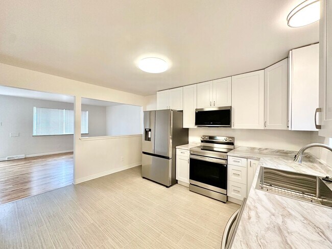 Building Photo - Modern and Spacious Duplex Style Home with...
