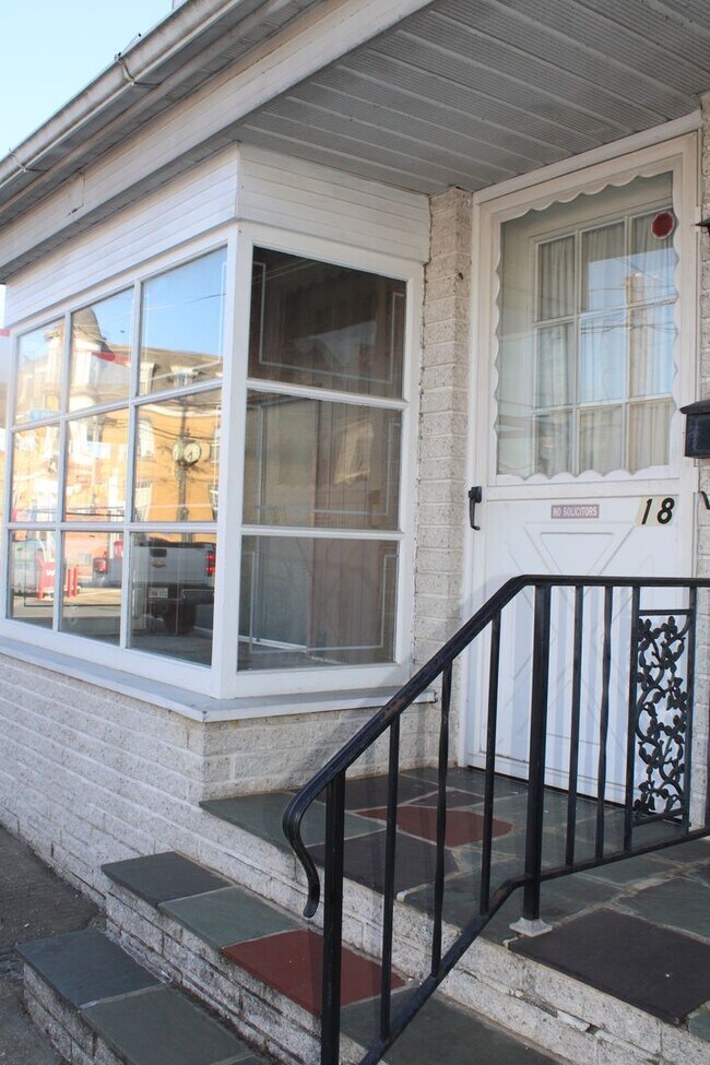Building Photo - 4 Bedroom Duplex with attached commercial ...