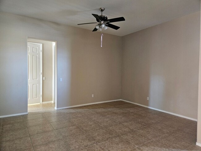 Building Photo - 5 BEDROOM OAK HILLS / HESPERIA HOME