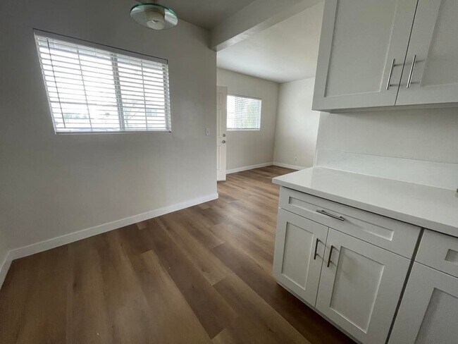 Foto del edificio - 241 E 8th St