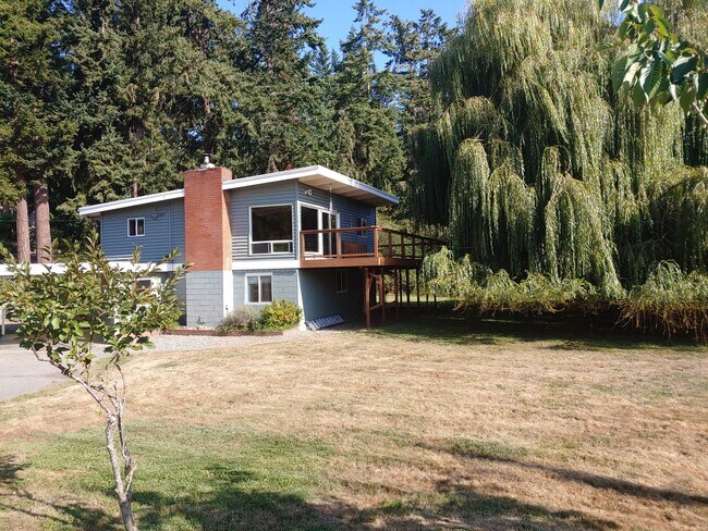 Foto del edificio - Bring Your Canoes and Kayaks, This Home ha...