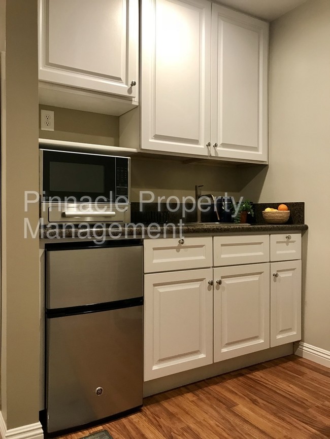 Foto del edificio - Furnished Rear Guest House For Rent in Carson