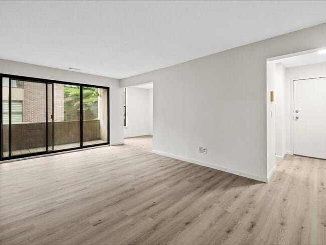 Building Photo - 38 Shrewsbury Green Dr