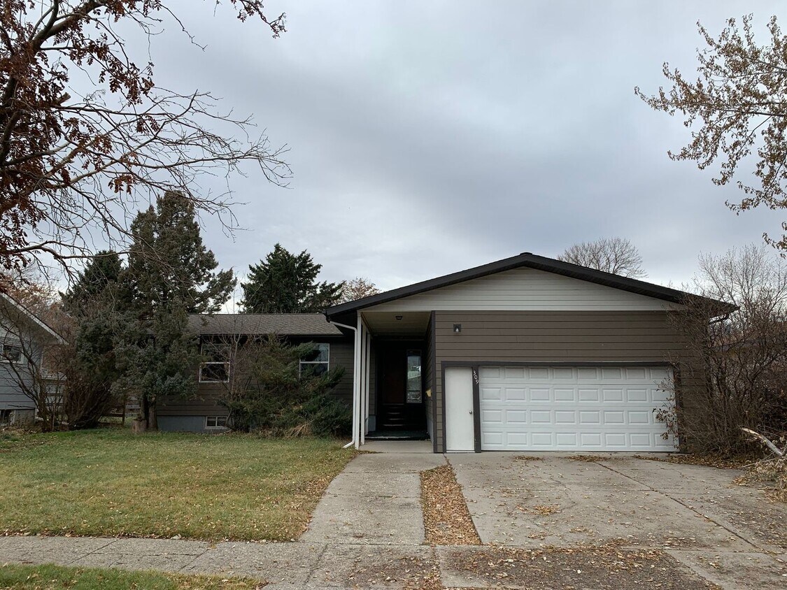 Primary Photo - Spacious 6 Bedroom House - Blocks from Cam...