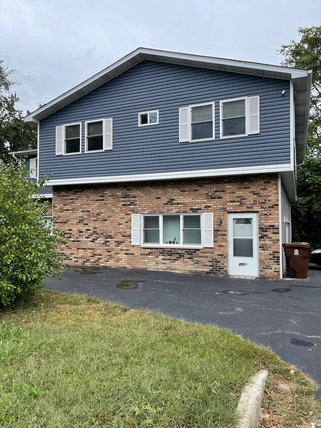 2515 E Cass St Unit 2B, Joliet, IL 60432 Condo for Rent in Joliet, IL