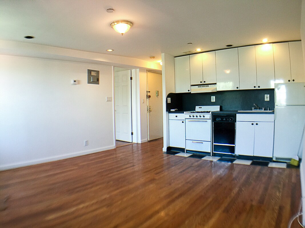 Primary Photo - 350 Henry St