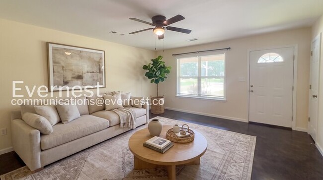 Building Photo - 3 Bed/2 Bath Home with Fenced Yard / Pet-Friendly / Available Now!