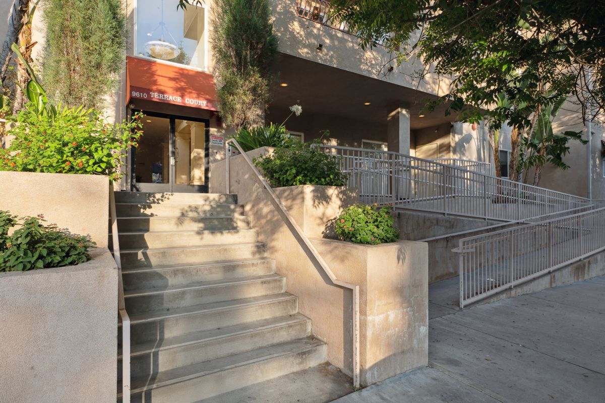 Foto principal - 9610 Zelzah Ave