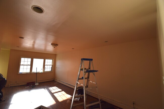Building Photo - 515 Maple St