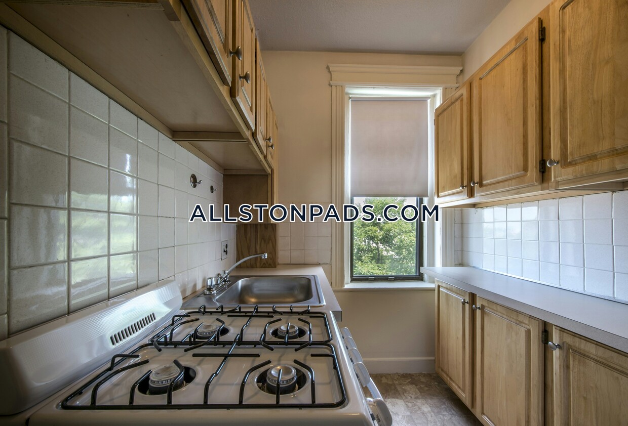 Primary Photo - 1152 Commonwealth Ave