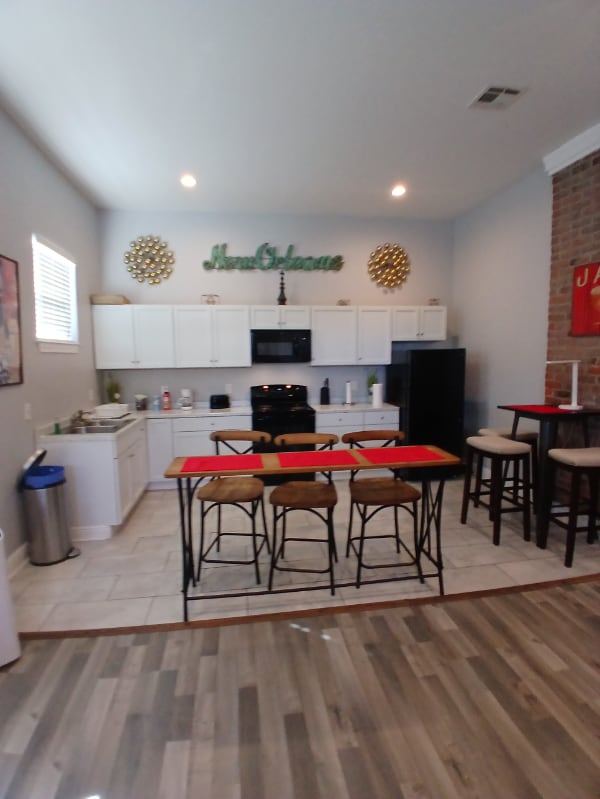 Primary Photo - 1700 Frenchmen St