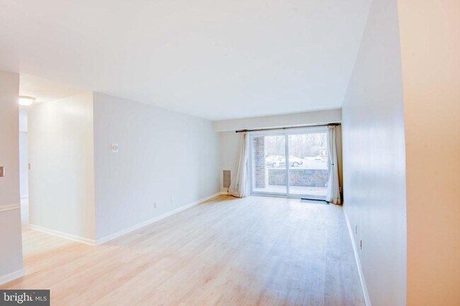 Foto del edificio - 5806 Cove Landing Rd