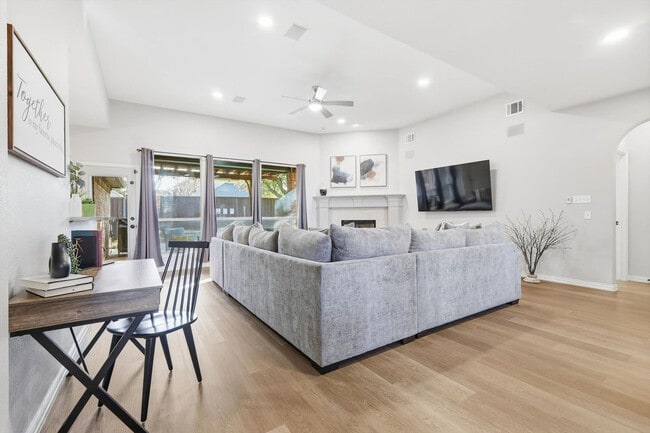 Building Photo - 2008 Vista Dr