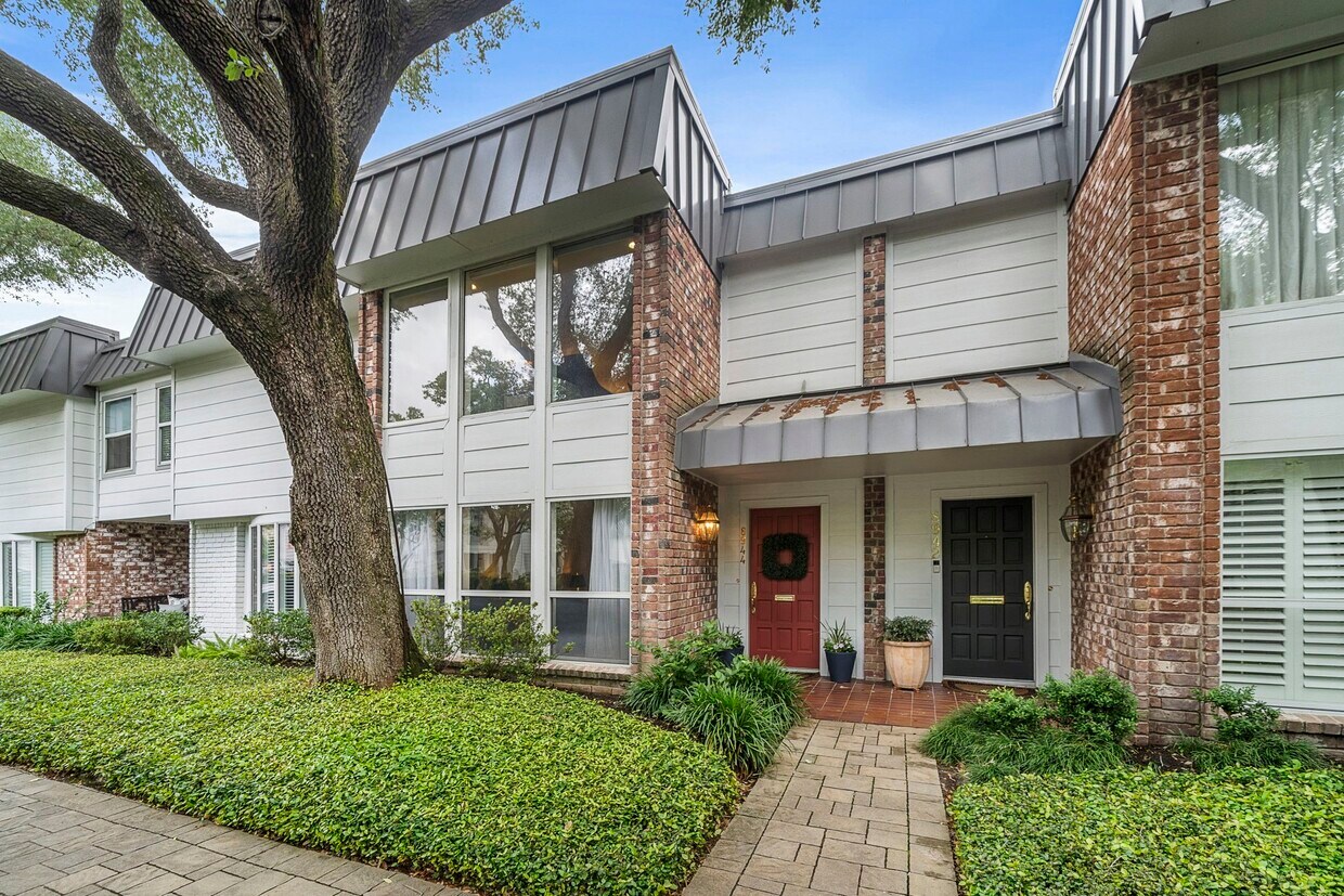 Foto principal - 8944 Chatsworth Dr