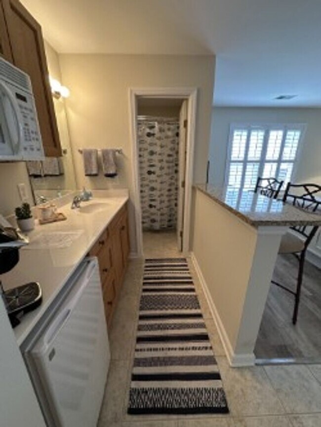 Building Photo - FULLY FURNISHED EFFICIENCY SUITE AVAILABLE