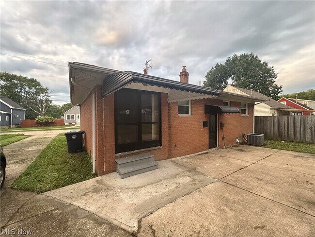 Building Photo - 11911 Longmead Ave